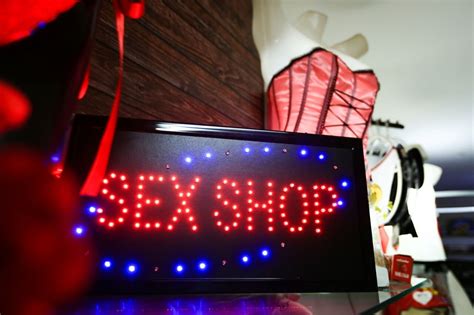 Homem furta dois vibradores para namorada em sex shop e vai preso Metrópoles