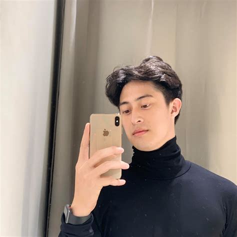 Hot boy bóng chuyền cao 1m90 khiến fan nữ liêu xiêu Báo Dân trí