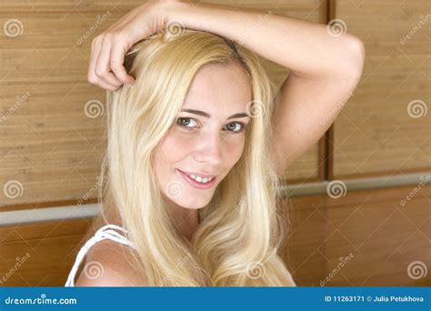 Blonde De Sourire Image Stock Image Du Oreiller Assez
