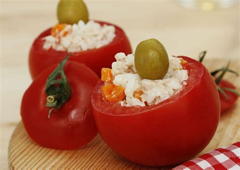 Tomates rellenos de arroz y atún Receta Tomates rellenos Atun con