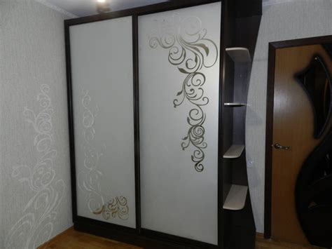 Шкаф купе трехстворчатый с рисунком - 86 фото