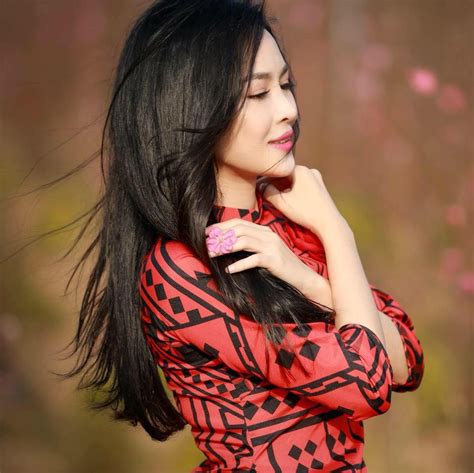 Hot girl PTTM Vũ Thanh Quỳnh trông như thế nào sau 3 năm dao kéo