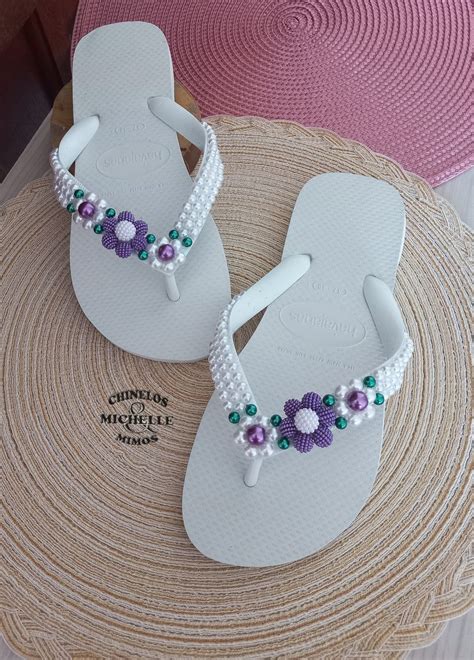 Chinelo branco roxo Decorações em chinelos de dedo Chinelos