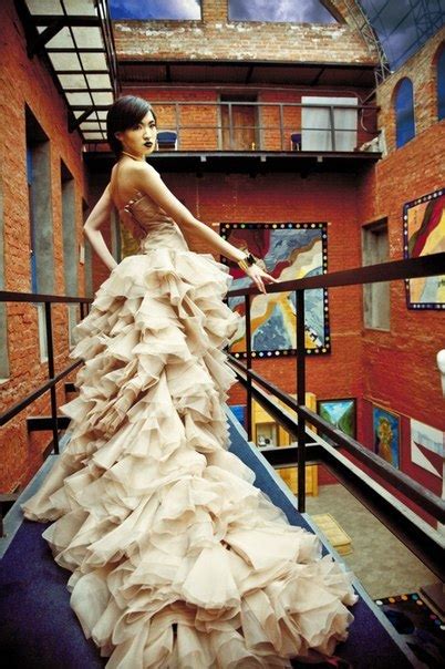 Бежевое платье с огромным шлейфом :: FashionBank