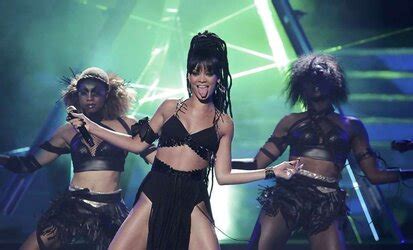 Rihanna Performing At American Idol Grand Finale Display ZB Porn