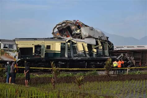 Kecelakaan Kereta Api Ka Turangga Dan Commuterline Bandung Raya Di