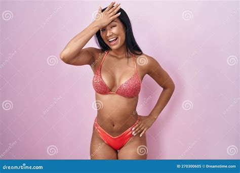 Mujer Hispana Que Usa Bikini Sorprendida De La Mano En La Cabeza Por Error Recordar Error Imagen