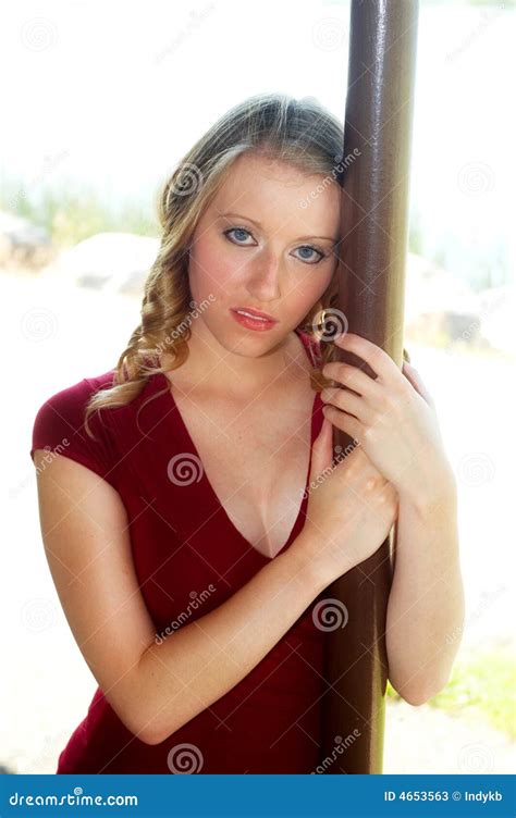 Bastante Blonde Imagen De Archivo Imagen De Lindo Tenencia 4653563