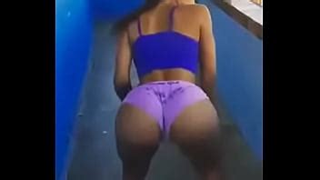 Gostosa dançando funk de shortinho XVIDEOS