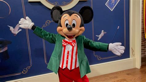 PHOTOS VIDEO All The Character Meet And Greets And Santa At Mickey