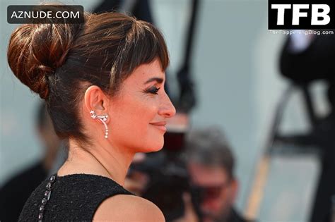 Penelope Cruz Sexy Seen Flaunting Her Hot Cleavage At The Venice International Film Festival In
