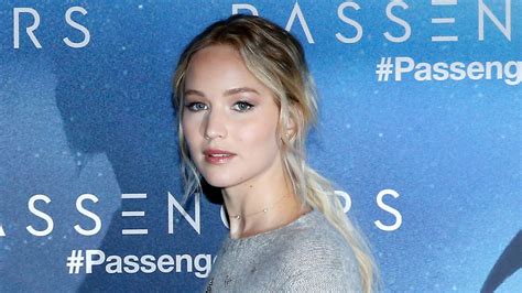 Jennifer Lawrences Nude Makeup And Textured Ponytail At The Passengers Press Call In Paris Vogue