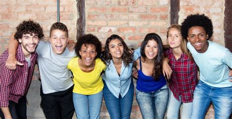 Grupo Grande De Gente Adulta Joven Latina Y Afroamericana Imagen De Archivo Imagen De Negro