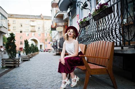 À La Mode Et Belle Fille Modèle Blonde En Velours Rouge élégant Jupe Chemisier Blanc Et Chapeau