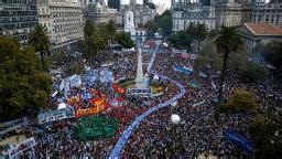 Miles marchan en Argentina por el Día de la Memoria Video