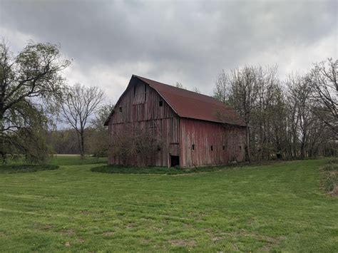 This Illinois barn dates back to the 1890’s. : r/AbandonedPorn