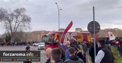 Video La Roma Arriva Allolimpico La Carica Dei Tifosi Giallorossi