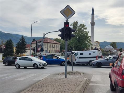 Udes Na Raskrsnici U Centru Banjaluke Direktan Sudar Automobila I