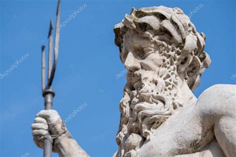 Fragmento De Una Antigua Estatua Del Poderoso Dios Del Mar Y Los