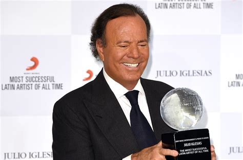 Julio Iglesias Galardonado Con El Grammy Honorífico A Toda Su Carrera