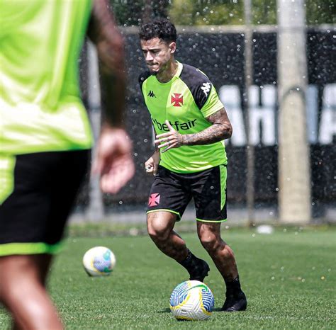 Coutinho Treinou Normalmente Um Dia Antes Da Decis O Contra O Athletico