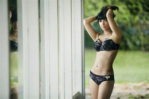 Sexy Hot Hannah Simone Bikini Pics