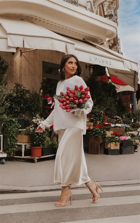 Jupe mi longue satinée nude à coupe en biais PrettyLittleThing FR