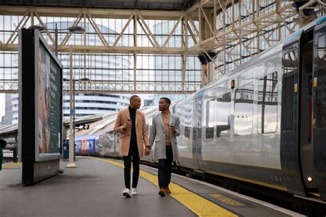 Couple Gay Se Tenant La Main à La Gare Lors D un Rendez vous Photo Gratuite