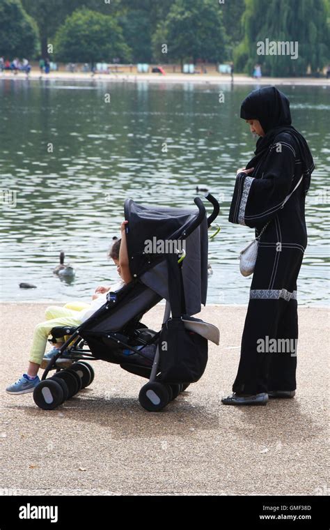 Hyde Park London Aug People Sunbathe And Enjoy Hot Weather In Hyde Park London As