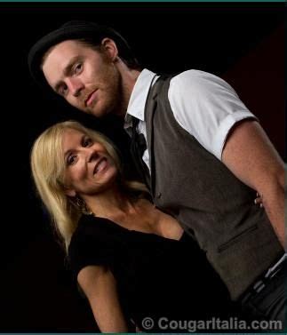 Donne Mature Frequentano Giovani Ragazzi Italia In Prima Fila E A Firenze Cultura Societa