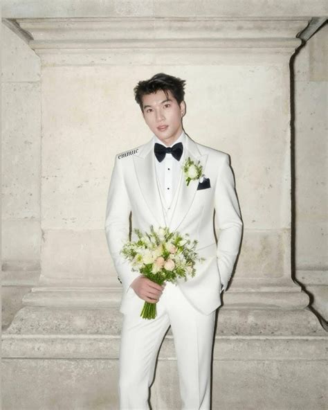 Cách tạo chú rể mặc vest trắng cầm hoa đang hot trên mạng Tuổi Trẻ Online