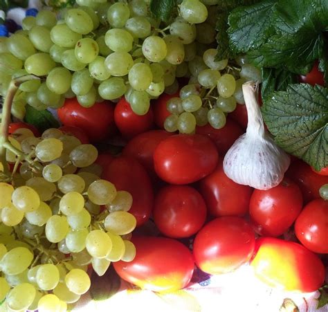 Маринованные помидоры с виноградом на зиму - Со Вкусом