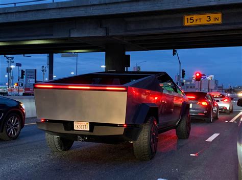 Elon Musk Ya Circula Con Una Tesla Cybertruck