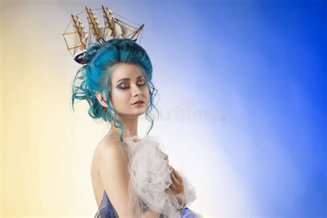 Ragazza Sensuale Con Le Spalle Nude E La St Blu Dipinta Dei Capelli Fotografia Stock Immagine