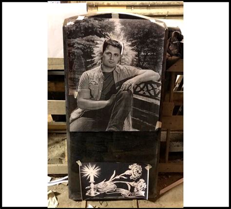 Гравировка портретов и фотографий на памятнике в Москве и МО - цены ...