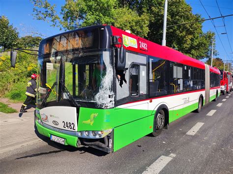 Z Lewego Pasa Skr Ca W Prawo Zderzy Si Z Autobusem Dwie Osoby S