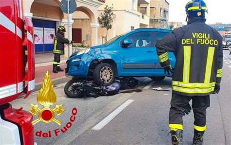 Incidente A Olbia Auto Travolge Una Moto Ferita La Conducente