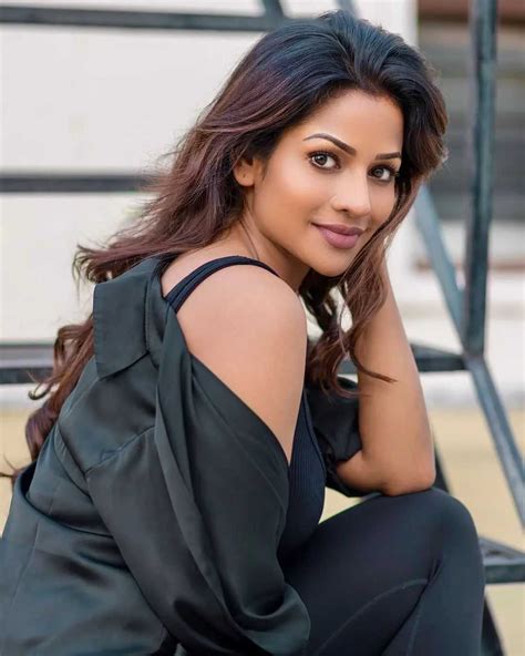 Leesha Eclairs Unbuttoned Her Shirt To Pose Hot Glamsundari In