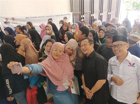 Momen Caleg Perindo Yusuf Mansur Dan Wahyu Nur Iman Selfie Bareng Warga