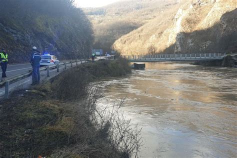 UŽASNA NESREĆA KOD PRIJEPOLJA Automobil sa 4 osobe sleteo u reku Lim