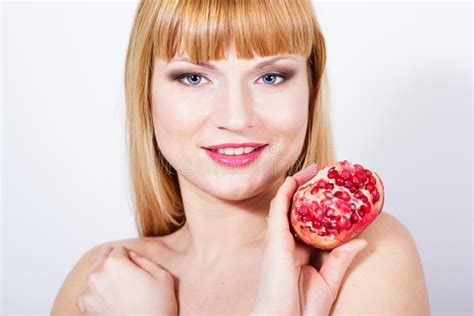 Jeune Belle Femme Blonde Avec La Grenade Photo Stock Image Du Toilettage Anti