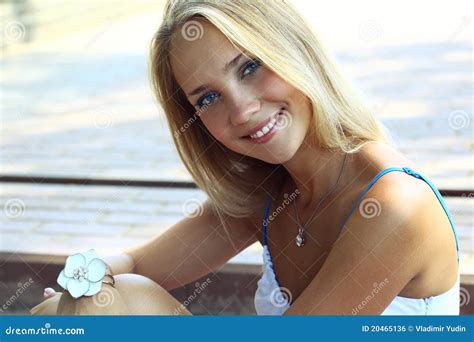 Jeune Belle Femelle Blonde Avec Le Long Cheveu Photo stock Image du environnement forêt 20465136