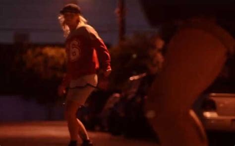 Garotas Skatistas Fazem Manobras Radiciais Em Clipe Do Red Hot Chili Peppers