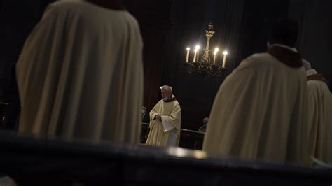 Prete predica contro gay e dice che la violenza educa le donne rivolta in città