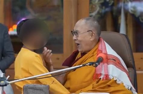 Dalai Lama N Mijlocul Unui Scandal A Fost Filmat N Timp Ce S Rut