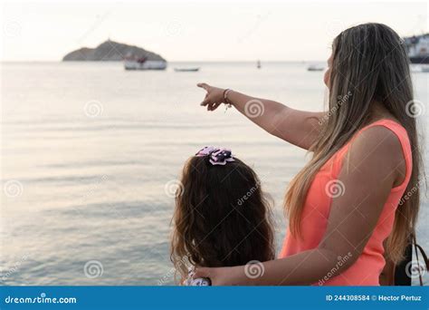 Madre Latina Y Su Hija Caminando Por El Parque Foto De Archivo Imagen De Lifestyle
