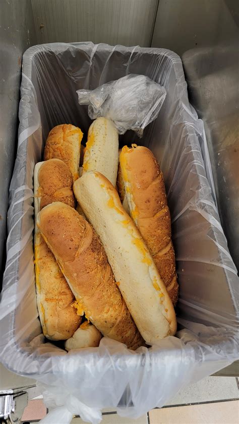 A thread on r/subway sparks a debate on bread quality 6