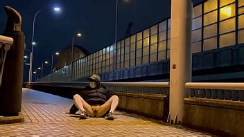 女装子まゆちゃんが深夜の橋の歩道で裸にアウターを羽織った状態で前を広げてM字開脚から大股開きをして露出している横を車が通り過ぎてゆく XVIDEOS
