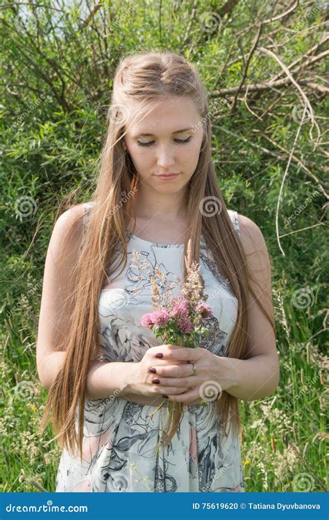 Portret Van Mooie Blonde Vrouw Met Bloemen Stock Foto Image Of Manier Vrouw