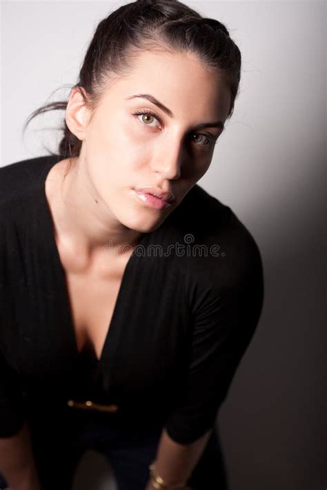 Verticale De Brunette Sexy Attirant Photo Stock Image Du D Sir Languettes